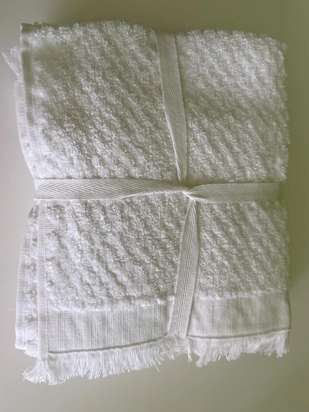 UGG set of 2 Hand Towels Fringed Textured White